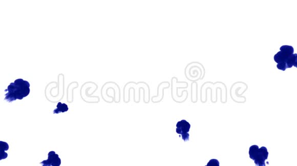大量的孤立的蓝色墨水注入蓝色书写水中墨云慢镜头使用墨水视频的预览图