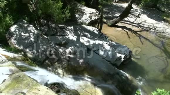 从马里斯瀑布上方俯瞰希腊塔索斯视频的预览图