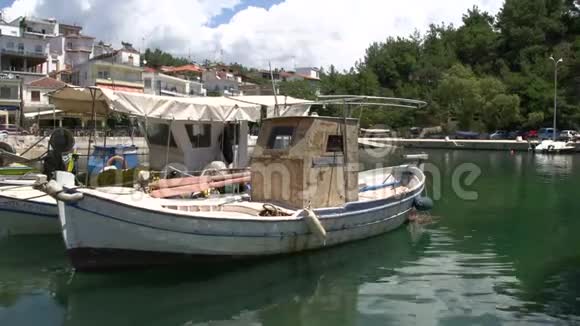 来自利马纳里亚港的渔船的平底锅希腊视频的预览图