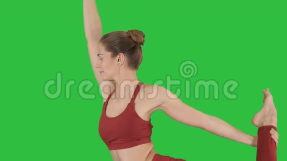年轻有魅力的女人在绿色屏幕上练习瑜伽Chroma键视频的预览图