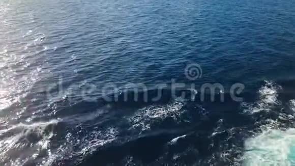 视频海洋水面光在深蓝色海洋之上闪耀视频的预览图