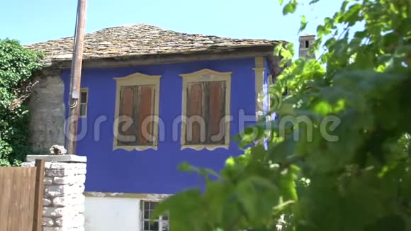 关注模糊蓝色土耳其人在希腊塔索斯的房子视频的预览图