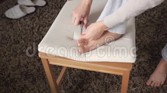 剪脚趾甲的女人视频的预览图