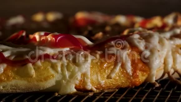 意大利比萨饼是用木头烤的快关门框架在餐厅用电烤箱煮披萨关门视频的预览图