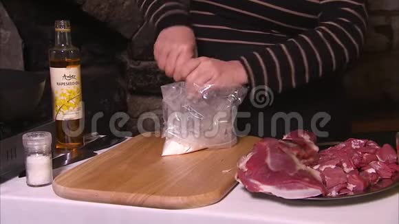 双手调味一袋面粉做肉视频的预览图