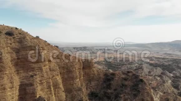 山中沙质陡峭的峡谷4K史诗无人机飞行高加索山脉和山谷美景格鲁吉亚自然视频的预览图