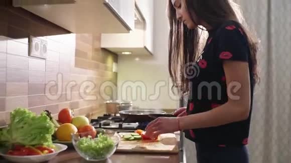黑发美女在家做早餐她做了一些新鲜的沙拉视频的预览图