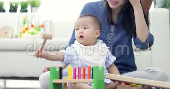 可爱的小宝宝和妈妈在一起母子玩教育玩具男孩和女人一起玩视频的预览图