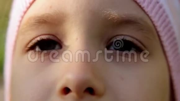 特写小女孩眼睛睁着的美丽少女的画像视频的预览图