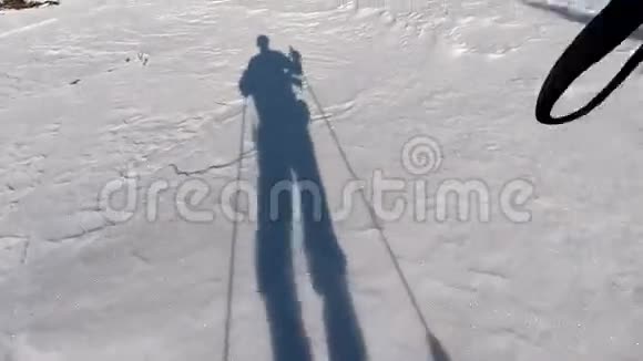 在雪地里徒步旅行者的影子视频的预览图