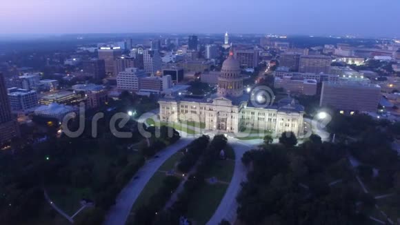夜幕降临奥斯汀德克萨斯首都大厦鸟瞰大学视频的预览图