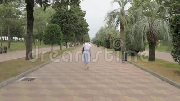 在度假村公园散步的漂亮女孩格鲁吉亚巴统市视频的预览图