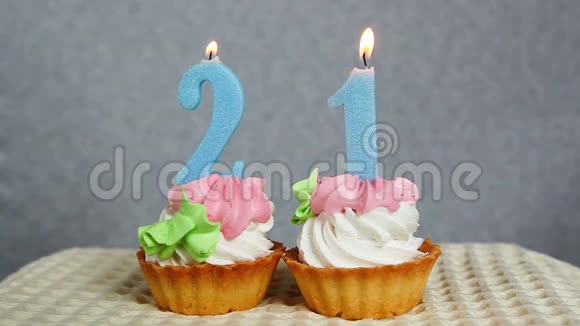 21岁生日快乐蛋糕和蓝色数字蜡烛视频的预览图