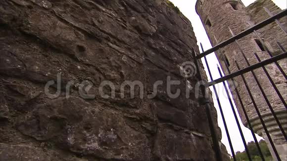 一座古老的石墙和大门视频的预览图