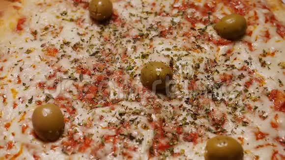 意大利披萨橄榄和调味品视频的预览图
