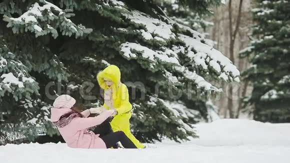 两人一家享受冬天的雪日在户外打雪球视频的预览图