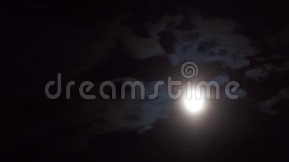 在多云的夜晚实时拍摄满月不是计算机生成的视频的预览图