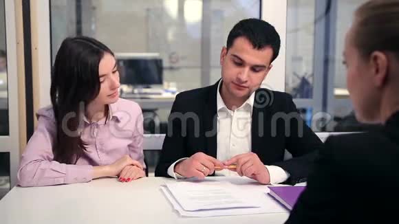 微笑情侣签订置业协议视频的预览图