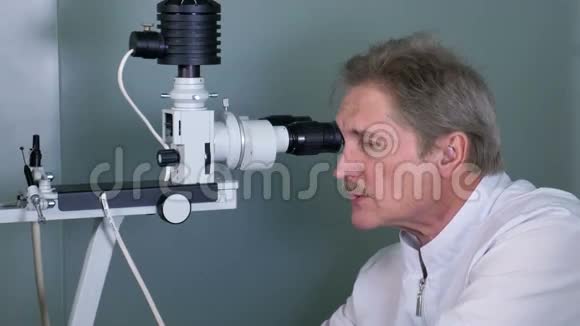 眼科门诊用裂隙灯检查男性患者视频的预览图