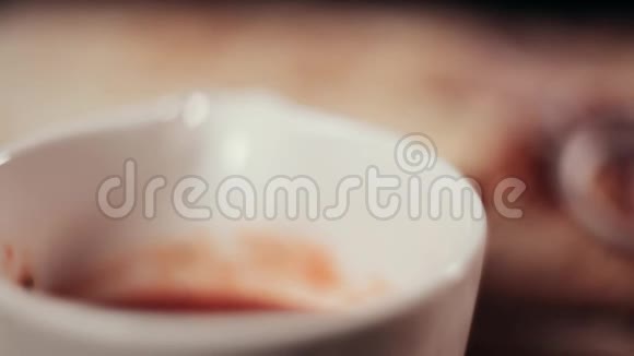 把食物夹起来在红酱里用手灌果酱面包视频的预览图