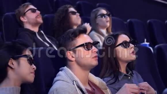 人们在电影院看3D电影视频的预览图