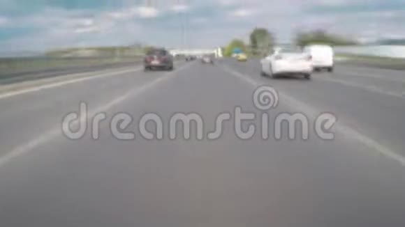 夏日公路上汽车的时间流逝视频的预览图