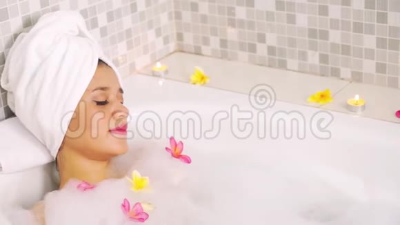 享受浴缸美容水疗的女性视频的预览图
