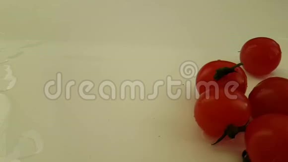 樱桃番茄新鲜健康转湿白色背景慢镜头拍摄视频的预览图