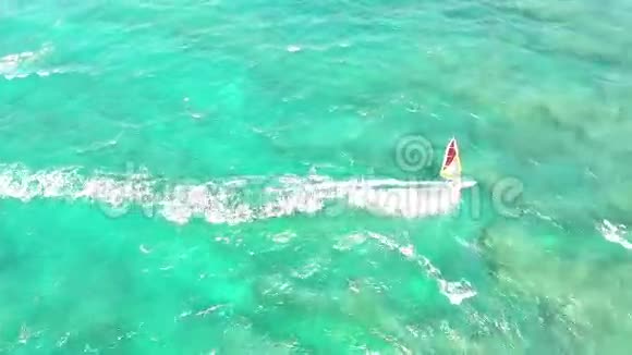 在平静的蓝色绿松石海水中冲浪冲浪冲浪者的4k高空俯瞰极限夏季运动活动视频的预览图