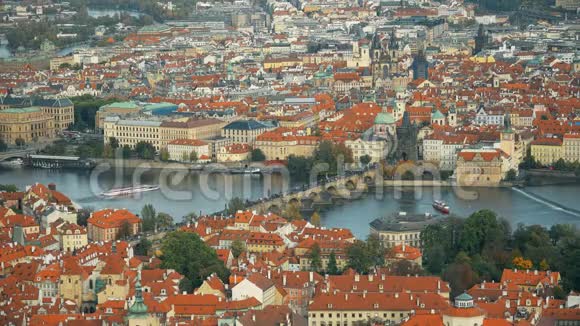 在布拉格捷克共和国旧城镇建筑的红色屋顶的空中延时视图伏尔塔瓦河布拉格视频的预览图
