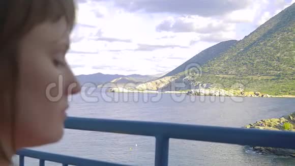 坐在酒店阳台上看泻湖大海的女性视频的预览图
