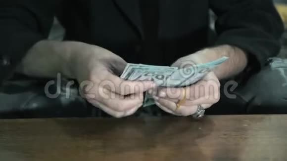 双手的特写男人找到了美元刑事事项视频的预览图