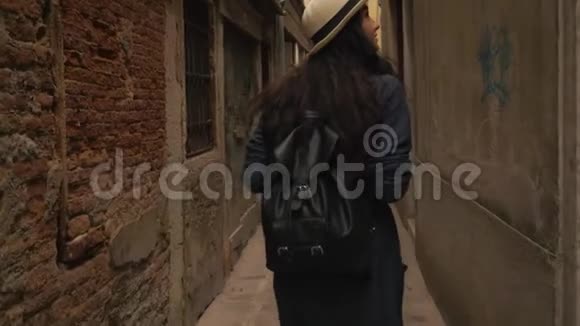 少女穿过威尼斯狭窄的街道视频的预览图