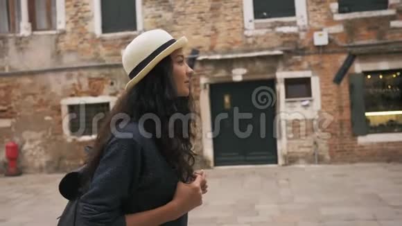 少女穿过威尼斯狭窄的街道视频的预览图