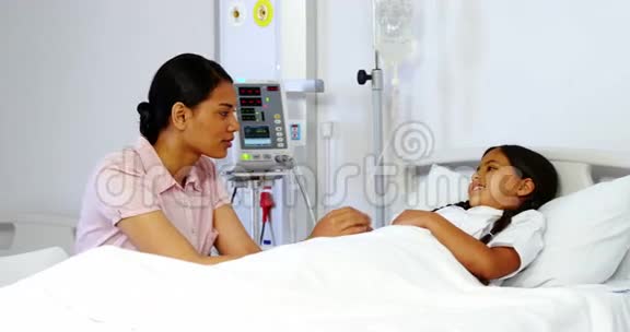 妈妈安慰一个女儿和医生说话视频的预览图