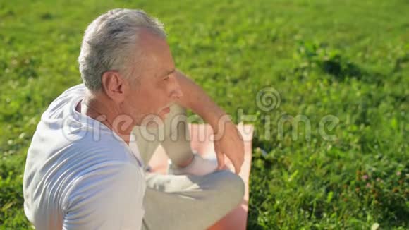 积极的老年人在运动后休息视频的预览图