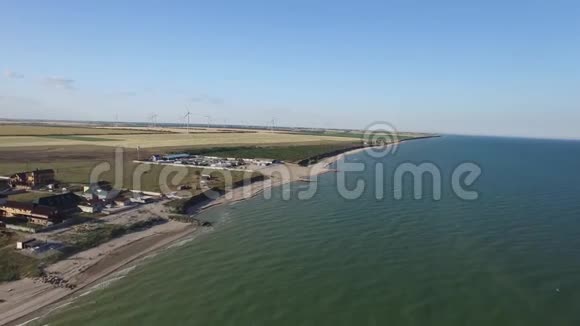 在水上的田地里有风力发电厂空中射击视频的预览图