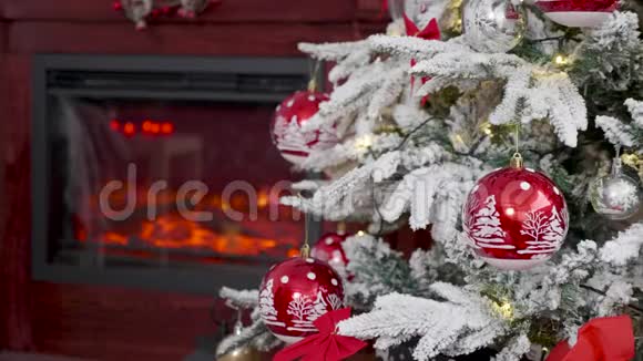 加兰在圣诞树上闪烁视频的预览图