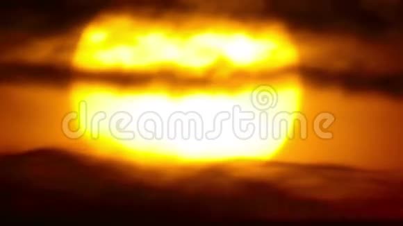 太阳在云层中靠近视频的预览图