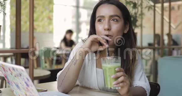 年轻的女性喝新鲜的冰沙视频的预览图