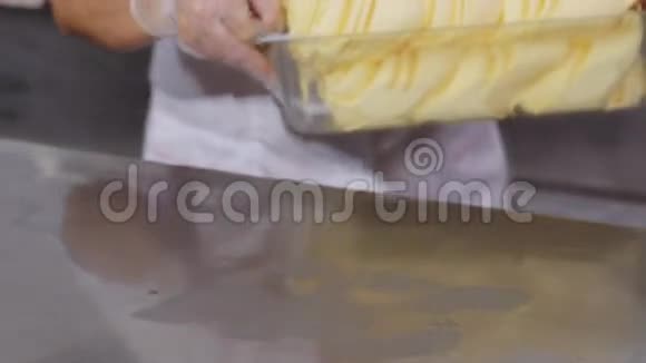 橙片装饰水果冰淇淋视频的预览图