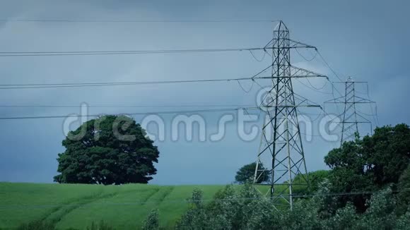 风地农村的电力管道视频的预览图
