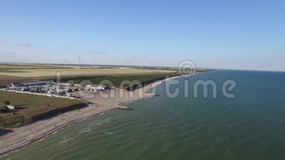 用风力涡轮机俯瞰夏季乡村空中射击视频的预览图