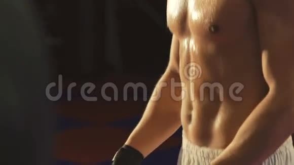 在健身房里运动的性感拳击手慢慢地视频的预览图