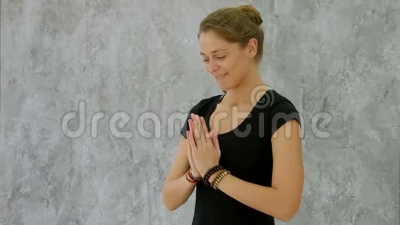 一位积极的年轻黑人女性练习瑜伽和大笑的肖像视频的预览图