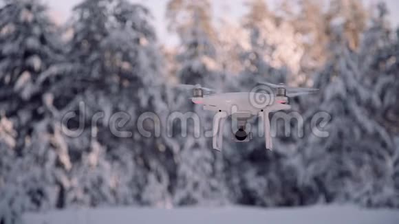 白色的四杆在空中漂浮无人机在难以到达的地方飞行视频的预览图