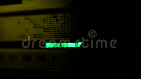 由灯光和阴影照明的复古收音机接收器面板视频的预览图