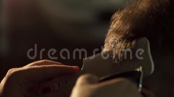 理发师用梳子和剪刀做他的工作框架剪头发的人近距离射击视频的预览图