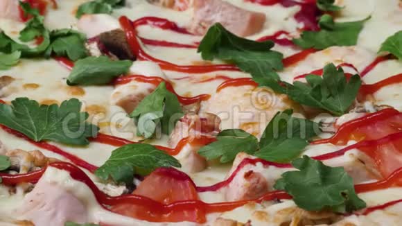 把披萨收起来框架披萨在盘子里旋转披萨背景意大利大比萨饼黑橄榄培根意大利香肠视频的预览图