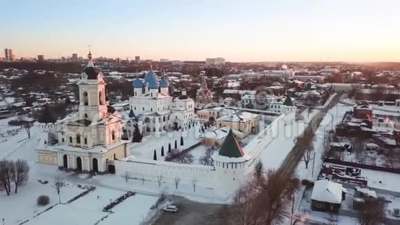 日出时在塞普霍夫的维索茨基修道院的鸟瞰图视频的预览图